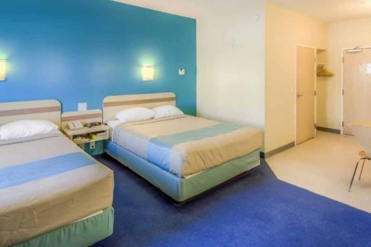 Wifi gratis, ropa de cama y despertador