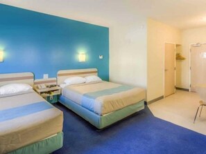 Escritorio, wifi gratis, ropa de cama y despertador 