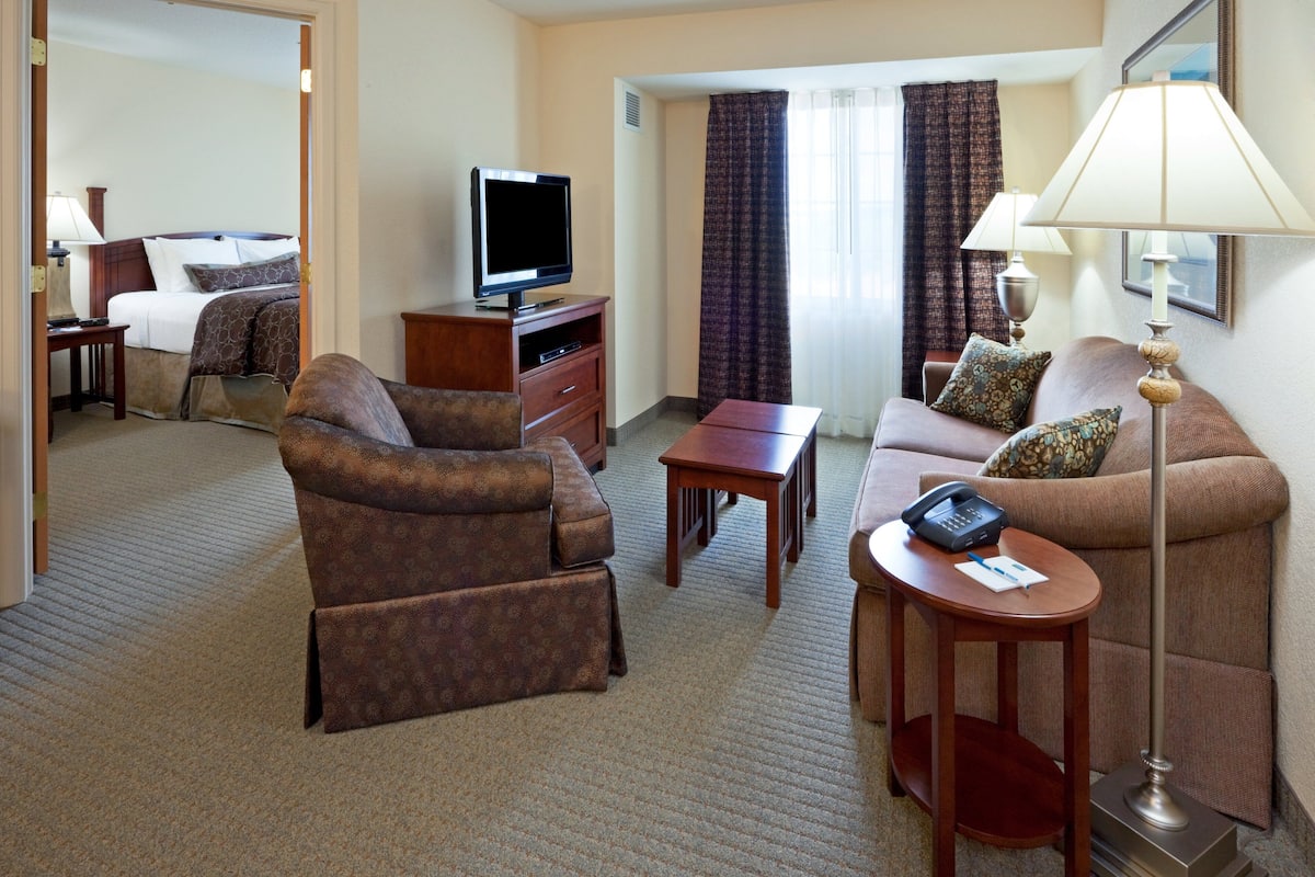 1 bedroom, down duvets, pillow-top beds, desk