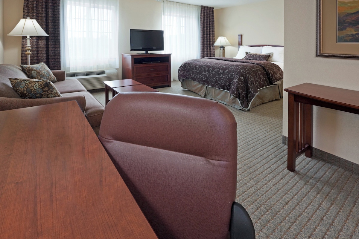 Suite Studio, 1 grand lit, accessible aux personnes à mobilité réduite, cuisine (Communications) | Couette en duvet d'oie, surmatelas, bureau, rideaux occultants