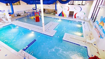 Inomhuspool, öppet 08.00 till 21.00, solstolar och livvakter på plats