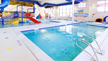 Innenpool, geöffnet von 08:00 Uhr bis 21:00 Uhr, LiegestĂŒhle