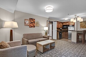 Ropa de cama de alta calidad, camas con pillow-top y escritorio 