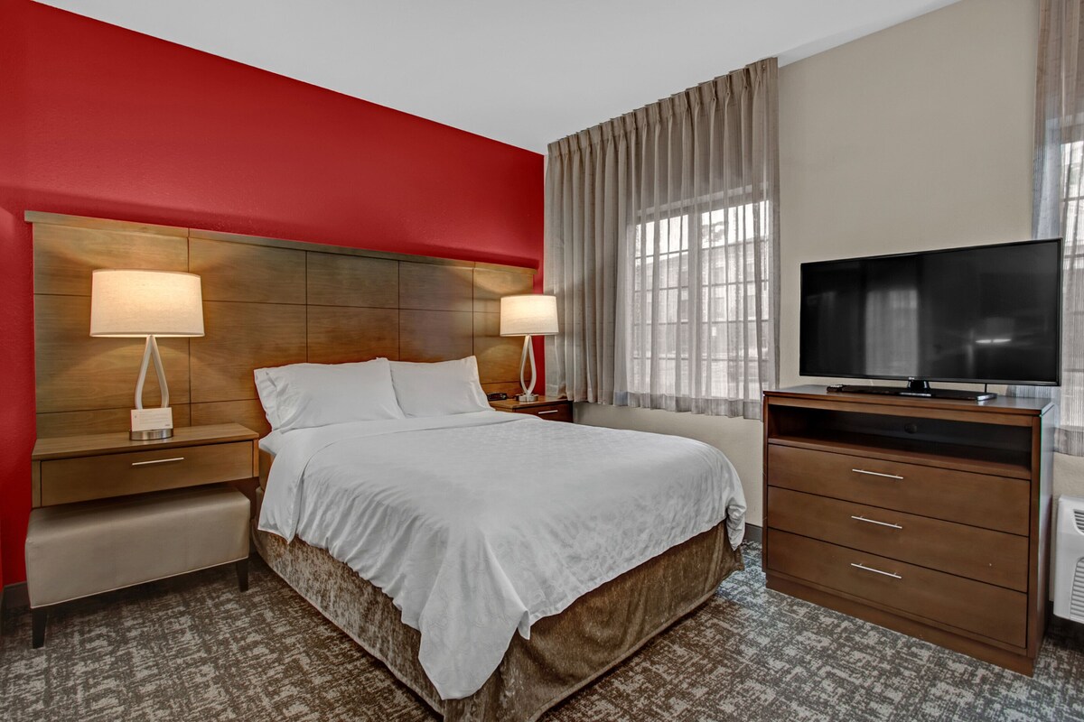 Luxe beddengoed, pillowtop-bedden, een bureau, verduisterende gordijnen