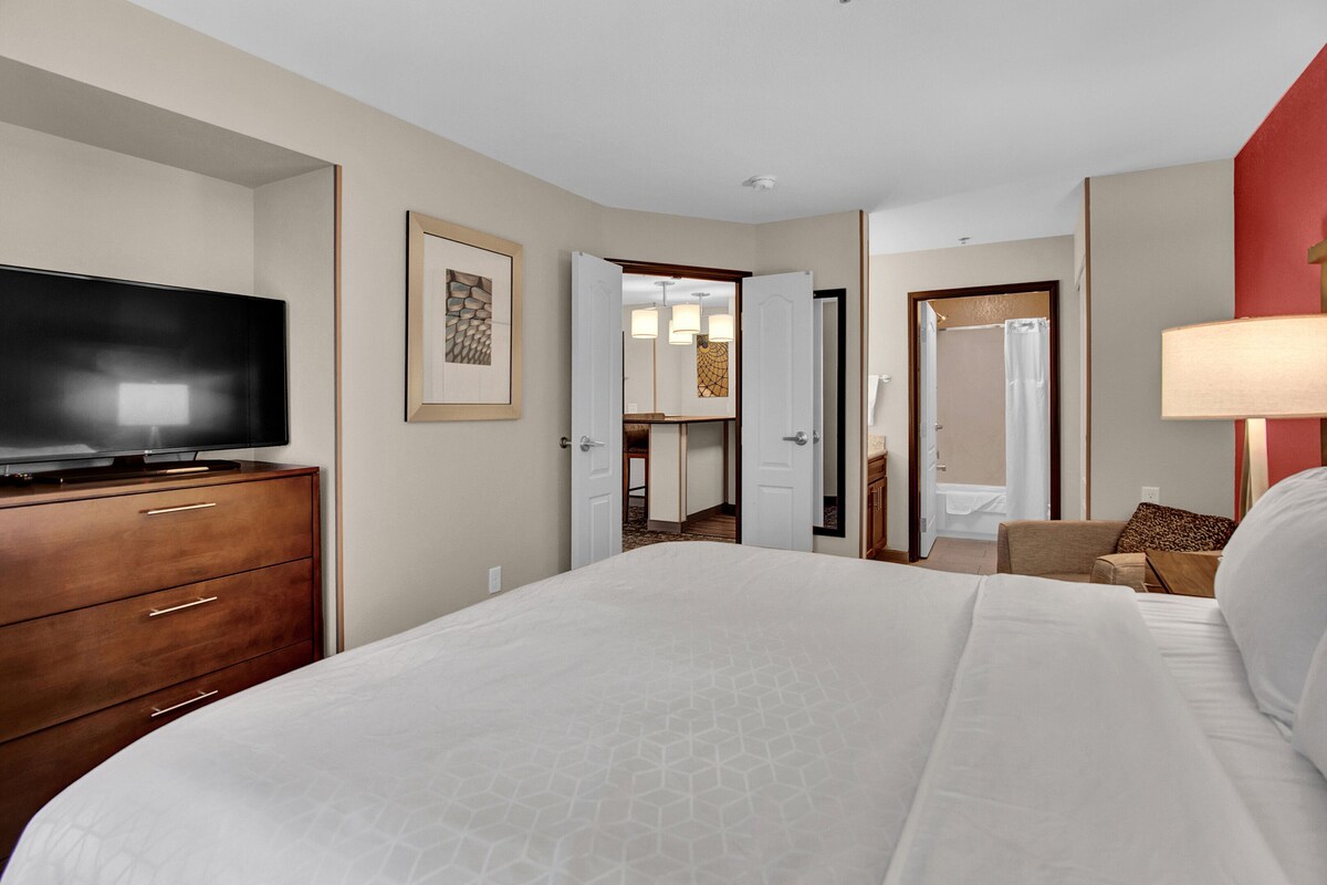 Luxe beddengoed, pillowtop-bedden, een bureau, verduisterende gordijnen