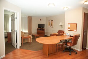 Zimmer, 1 Schlafzimmer, barrierefrei, Nichtraucher (Hearing, Mobility) | Wohnbereich | 32-Zoll-Flachbildfernseher mit Kabelempfang, Fernseher