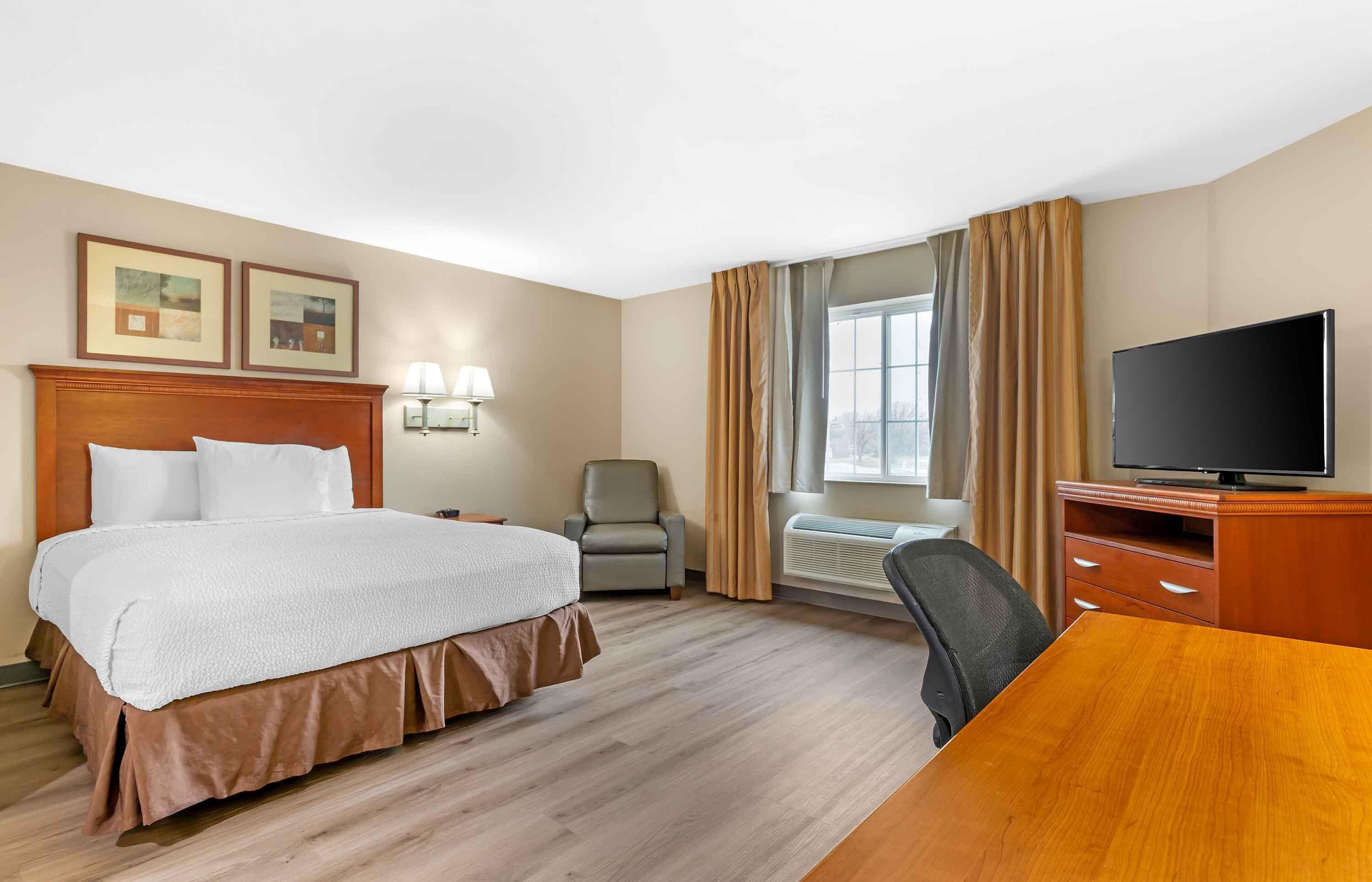 Standard Studio, 1 Queen Bed, Non Smoking, Refrigerator & Microwave