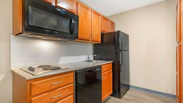 Full-size fridge, microwave, stovetop, dishwasher