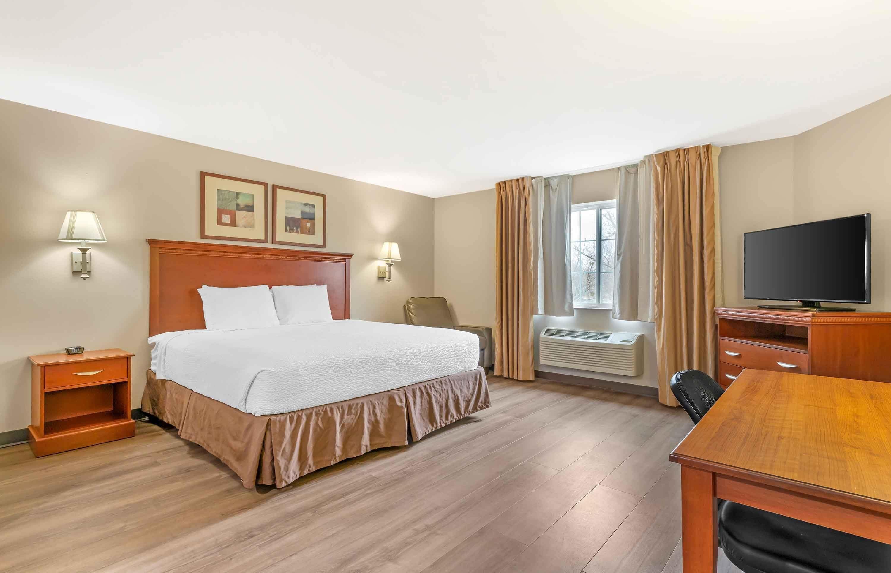 Standard Studio, 1 King Bed, Non Smoking, Refrigerator & Microwave