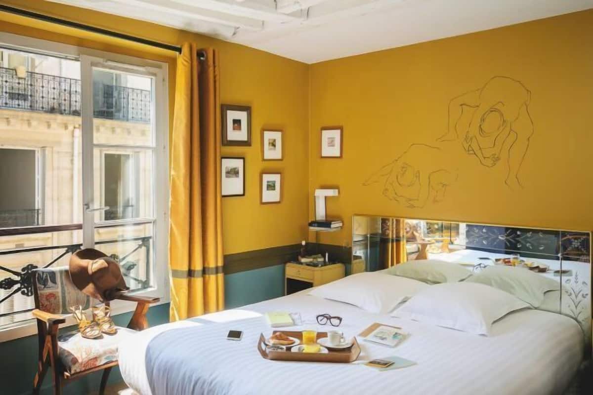 Ropa de cama de alta calidad y caja de seguridad en la habitación