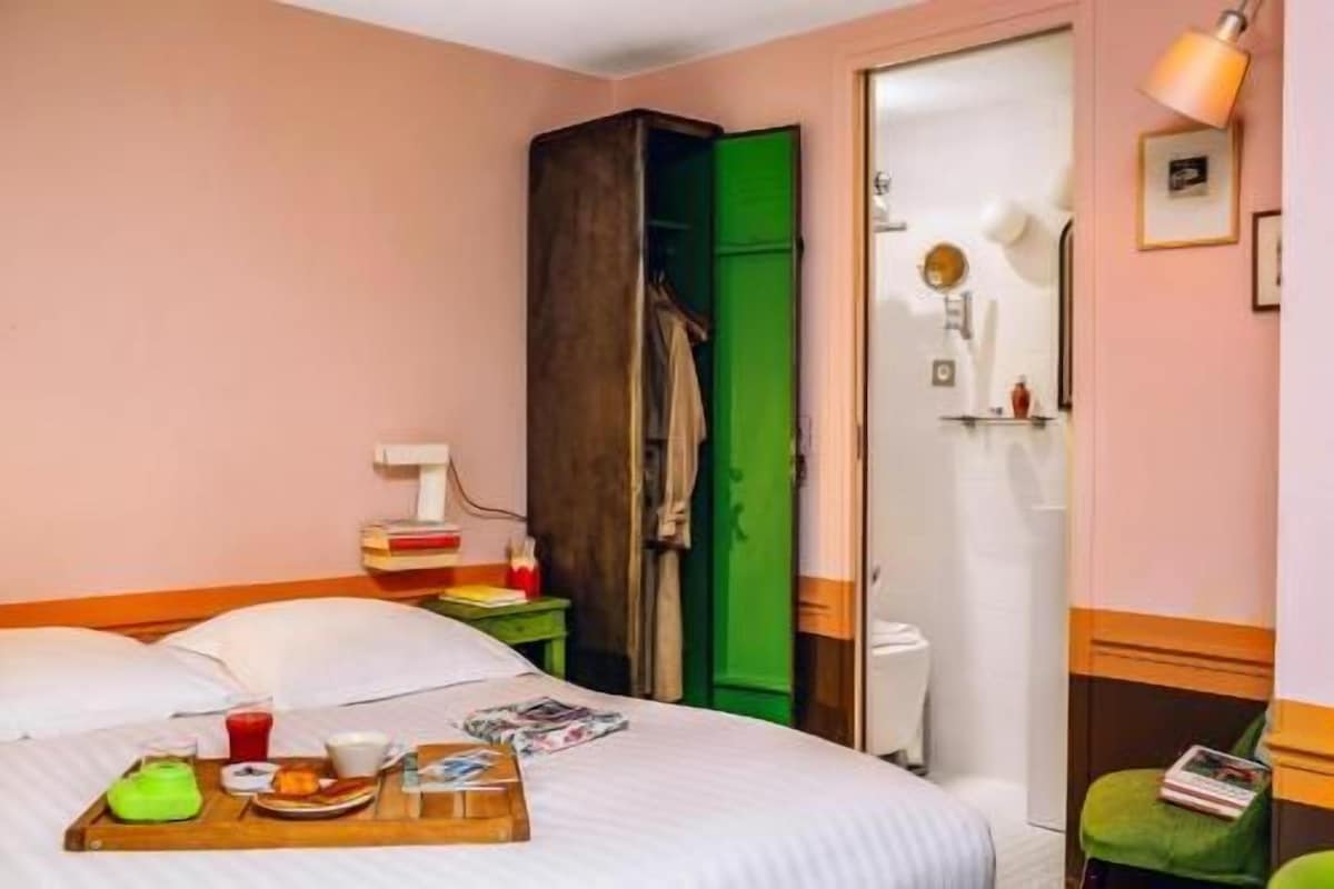 Premium bedding, in-room safe, soundproofing