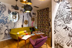 Een 62-cm flatscreentelevisie met digitale zenders en een televisie