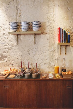 Daily continental breakfast for a fee - Hotel Crayon  (Paris)
