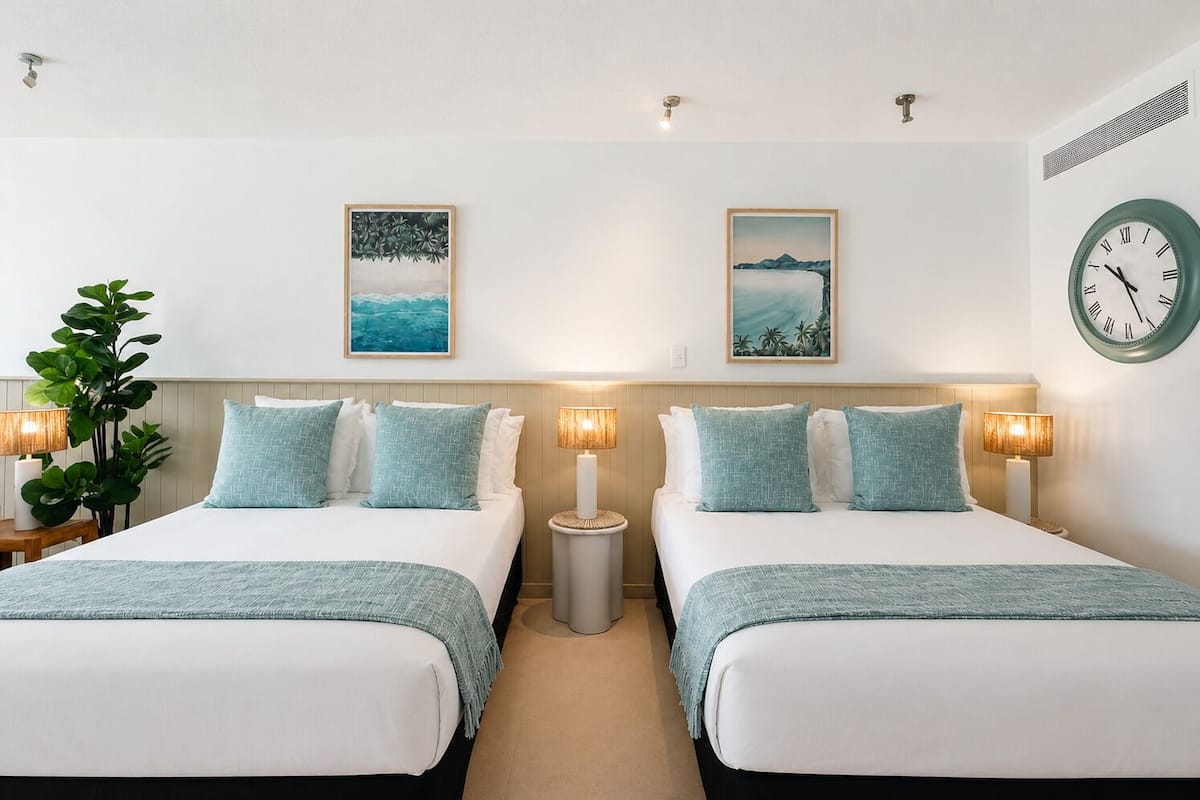 Chambre Club avec lits jumeaux, vue piscine | Décoration personnalisée, ameublement personnalisé