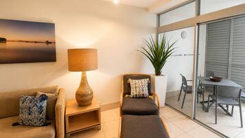 Apartamento Club, 1 habitación | Zona de estar | Una televisión de pantalla plana, un reproductor de DVD