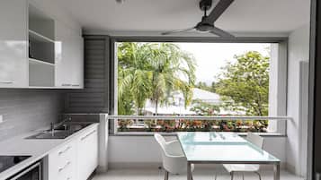 Estudio Club | Cocina privada | Refrigerador, microondas, parrilla de estufa y cafetera y tetera
