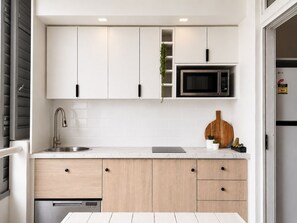 Club Family Apartment | Private kitchen | Fridge, microwave, stovetop, coffee/tea maker - Club Tropical Resort Port Douglas (Port Douglas)