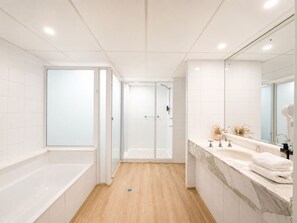 Club Family Apartment | Bathroom | Free toiletries, towels - Club Tropical Resort Port Douglas (Port Douglas)