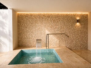 Outdoor spa tub - Club Tropical Resort Port Douglas (Port Douglas)