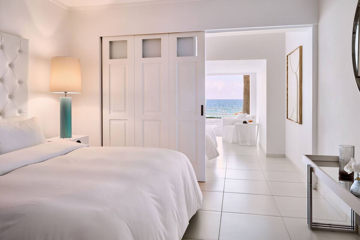 Petit Yali Seafront Suite with Sharing Pool | Bar mini percuma, peti besi dalam bilik, langsir/tirai gelap terus 
