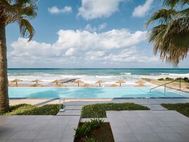 Yali Seafront Suite with Sharing Pool | 沙滩/海景