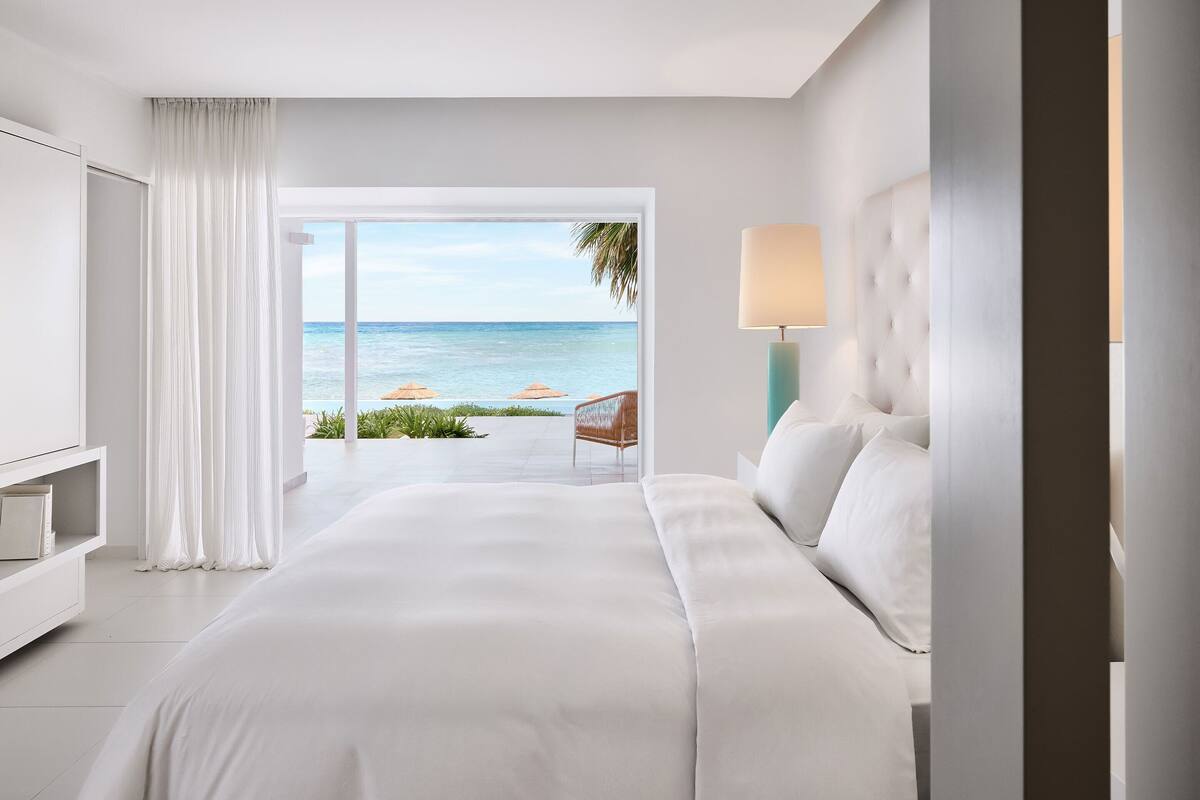 Yali Seafront Suite with Sharing Pool | Bar mini percuma, peti besi dalam bilik, langsir/tirai gelap terus 