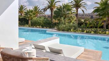Swim Up White Room | 1 bedroom, free minibar, in-room safe, blackout drapes
