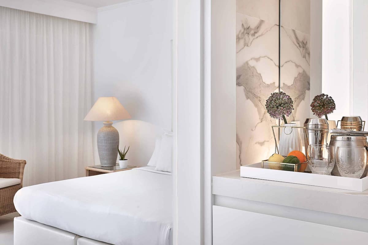 Free minibar, in-room safe, blackout curtains, free WiFi