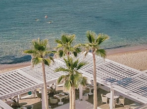 6 restaurants; breakfast, lunch, and dinner served