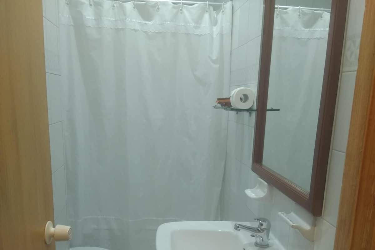 Salle de bain | Baignoire, articles de toilette (gratuits), séchoir à cheveux