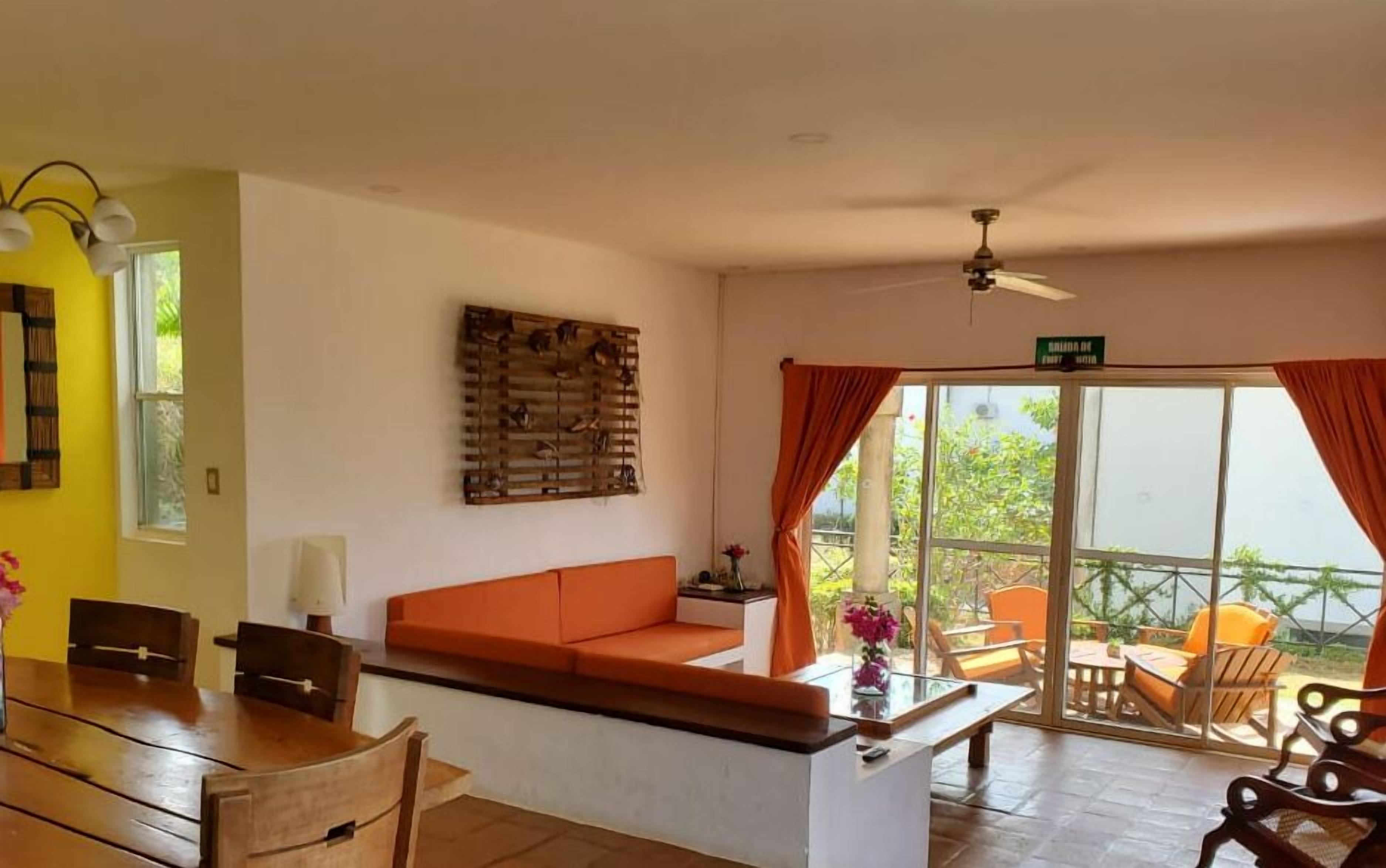 Villa | Oppholdsområde | En 32-tommers Flatskjerm-TV med kabel-kanaler samt TV og DVD-spiller