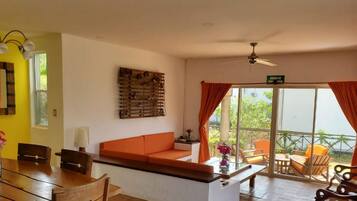 Villa | Oppholdsområde | En 32-tommers Flatskjerm-TV med kabel-kanaler samt TV og DVD-spiller