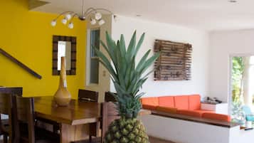 Stort kylskåp, mikrovågsugn och kaffe- och tebryggare