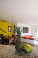 Refrigerador con freezer, microondas, cafetera/tetera