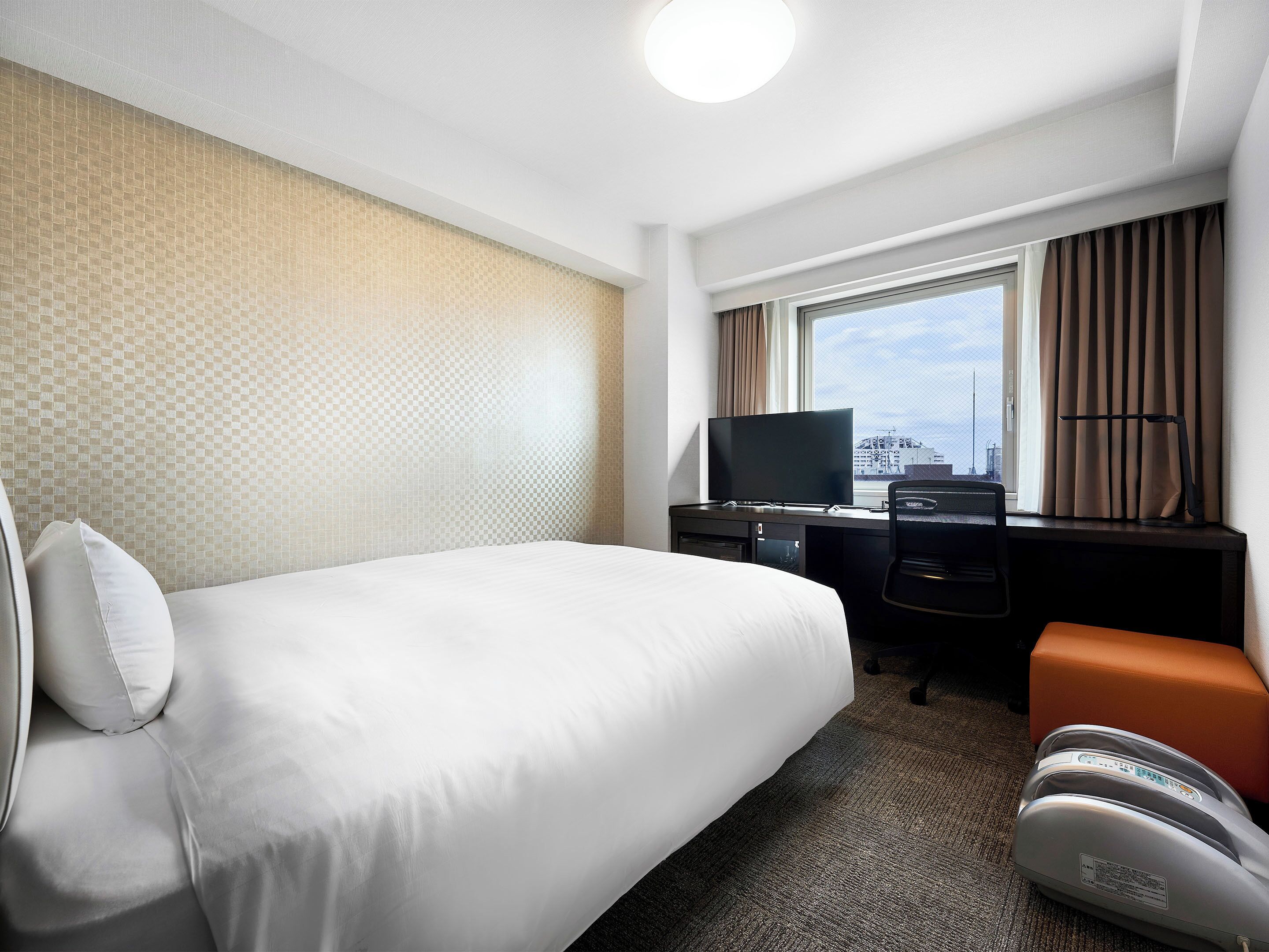 desk, blackout curtains, free wifi, bed sheets