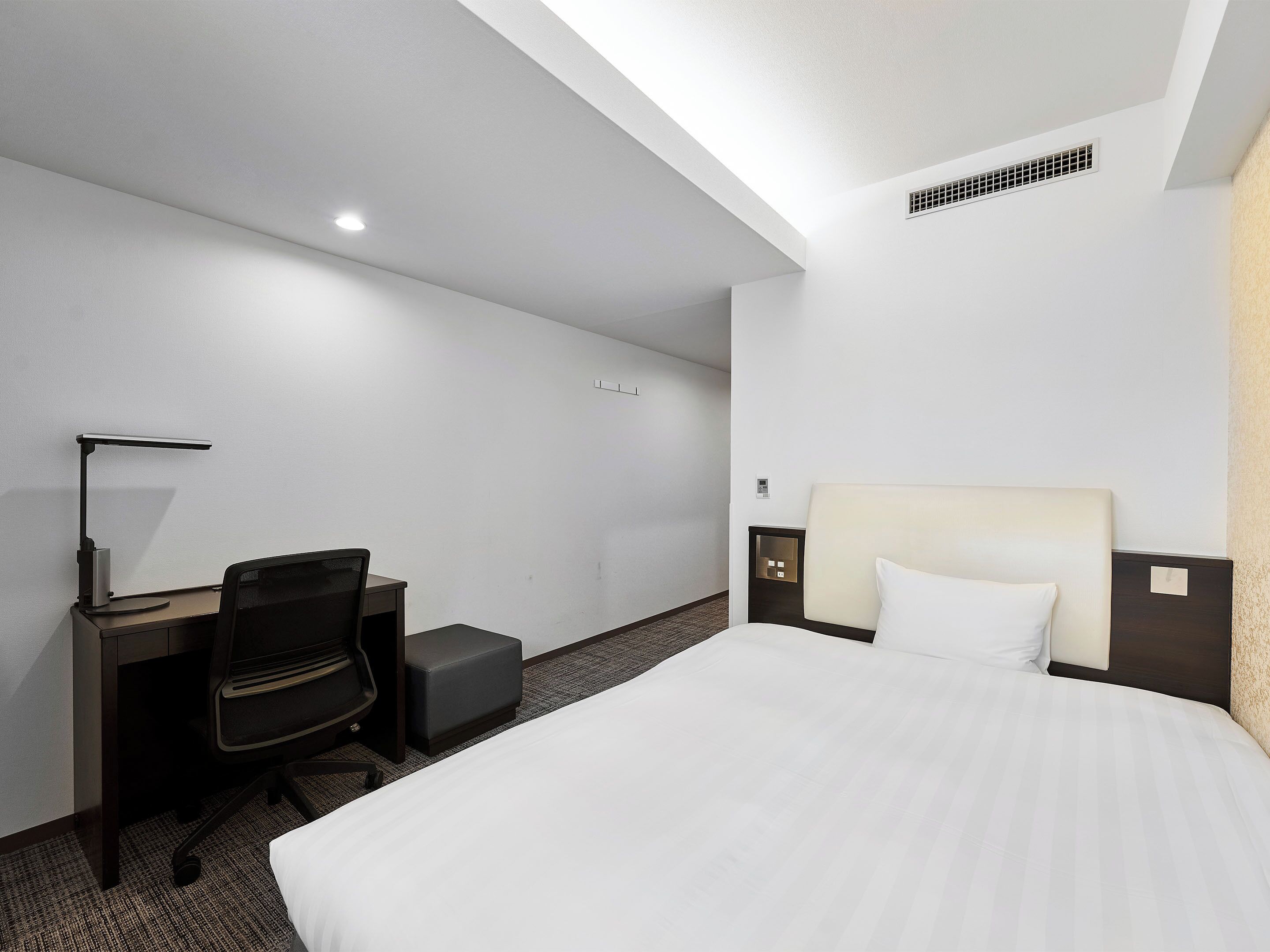 書桌、遮光布/窗簾、免費無線上網、床單