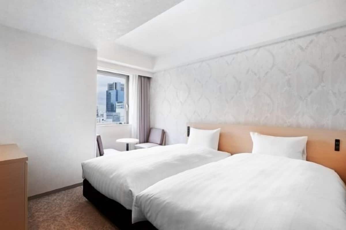 Escritorio, cortinas blackout, wifi gratis y ropa de cama