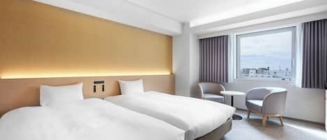 Een bureau, verduisterende gordijnen, gratis wifi, beddengoed