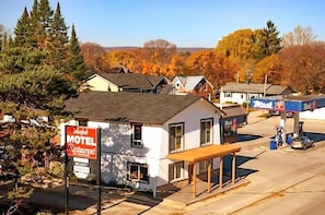 Front of property - Meaford Inn (Meaford)