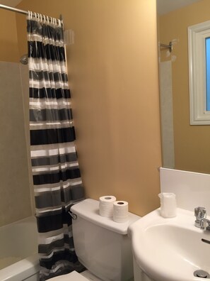 Combined shower/bathtub, free toiletries, towels - Meaford Inn (Meaford)