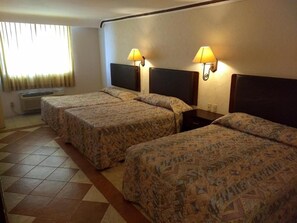 Desk, blackout curtains, bed sheets - Hotel Acuario de Veracruz (Veracruz)