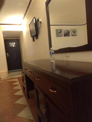Bureau, rideaux occultants, draps fournis