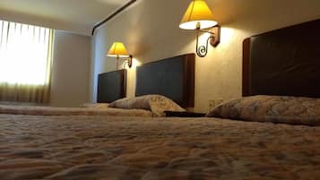 Escriptori, cortines opaques i roba de llit