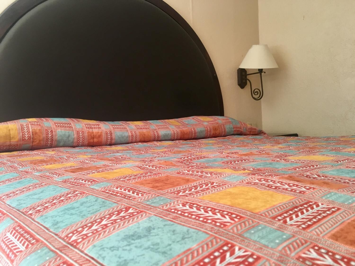 Escritorio, cortinas blackout y ropa de cama 