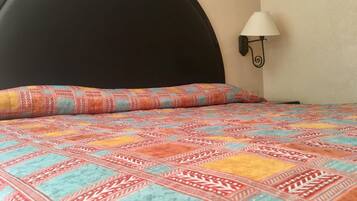 Escritorio, cortinas blackout y ropa de cama