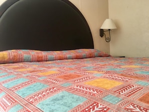 Bureau, rideaux occultants, draps fournis