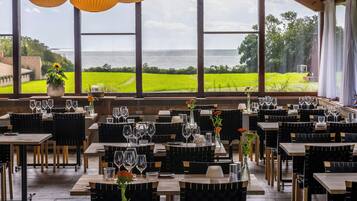 Der serveres frokost og aftensmad