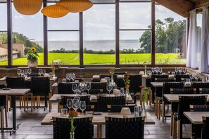 ランチ、ディナーに営業