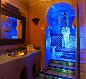 Suite – deluxe | Bad | Dype avslapningsbadekar, toalettartikler (inkludert) og hårføner