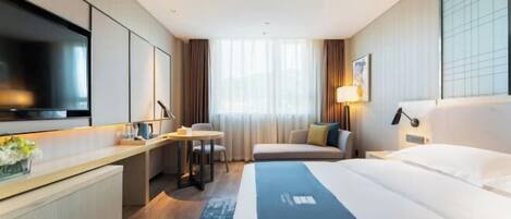 迷你吧、房內夾萬、熨斗/熨衫板、鬧鐘